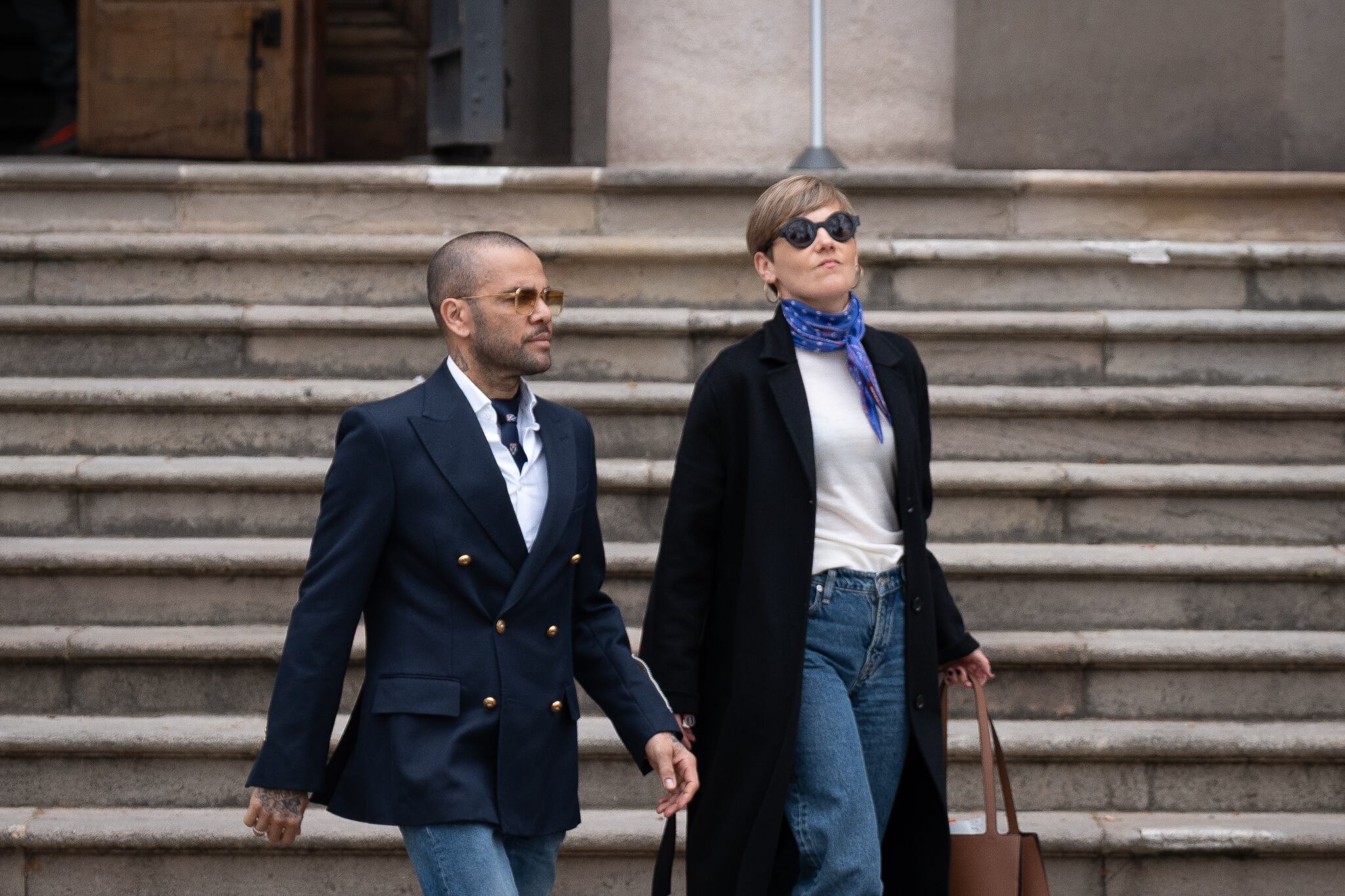 Dani Alves y su abogada Ines Guardiola acuden al Palacio de Justicia en las cortes de Barcelona para retirar sus pasaportes. FOTO: David Zorrakino/Europa Press /Getty Images