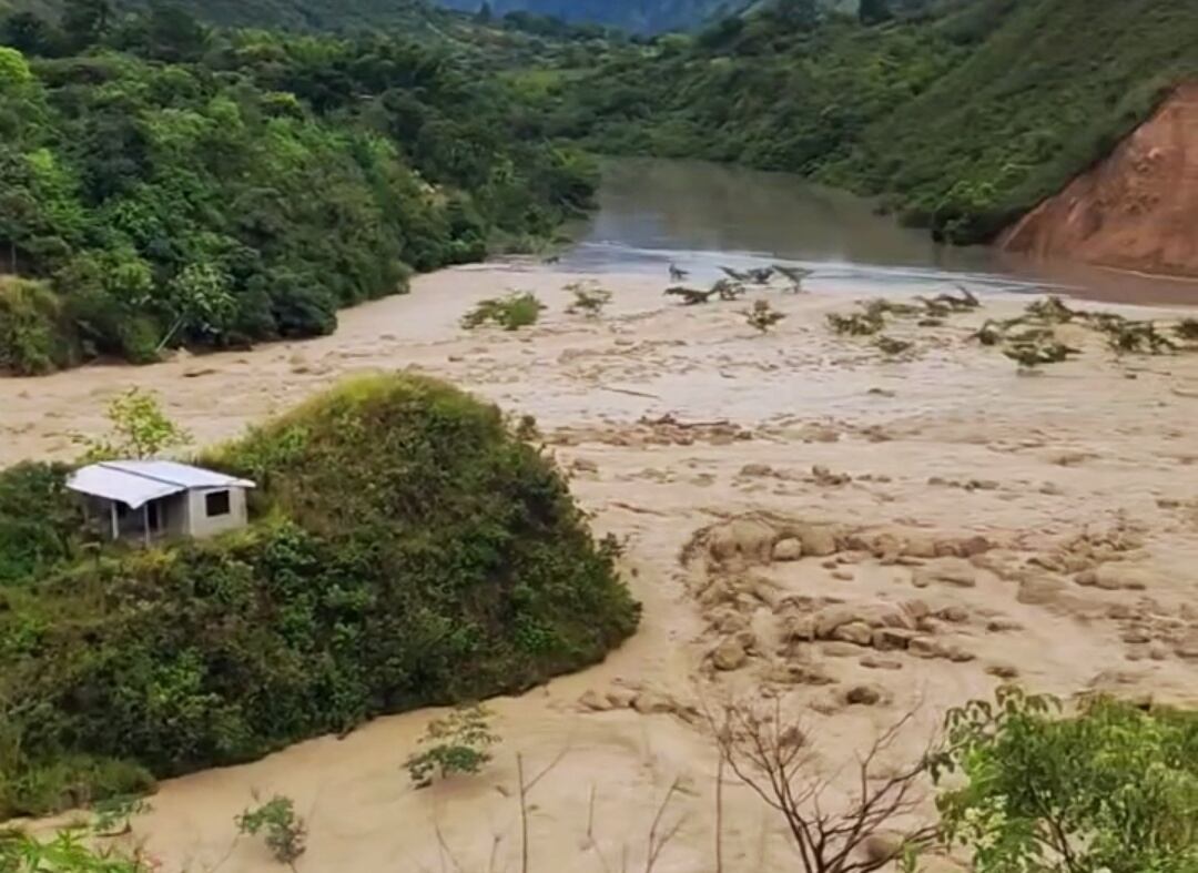 La mayor afectación se registra en el kilómetro 76 de la vía Transversal del Libertador. Crédito: Defensa Civil de Inzá.