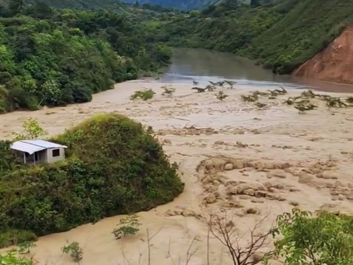 Siguen incomunicados Cauca y Huila por pérdida de la banca de carretera nacional