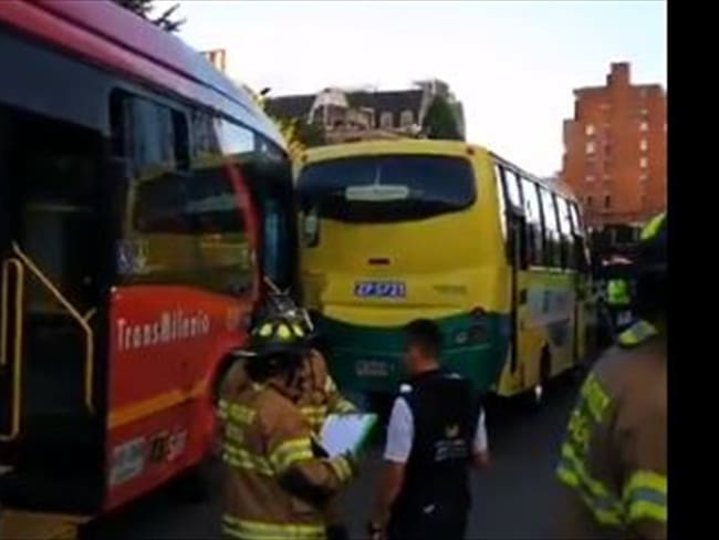 Accidente de buses de Transmilenio deja 24 heridos. Foto: Twitter @barrotalvez
