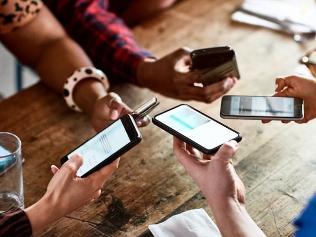 Psicólogo sugiere que adicción a los celulares es comparable a la de la heroína