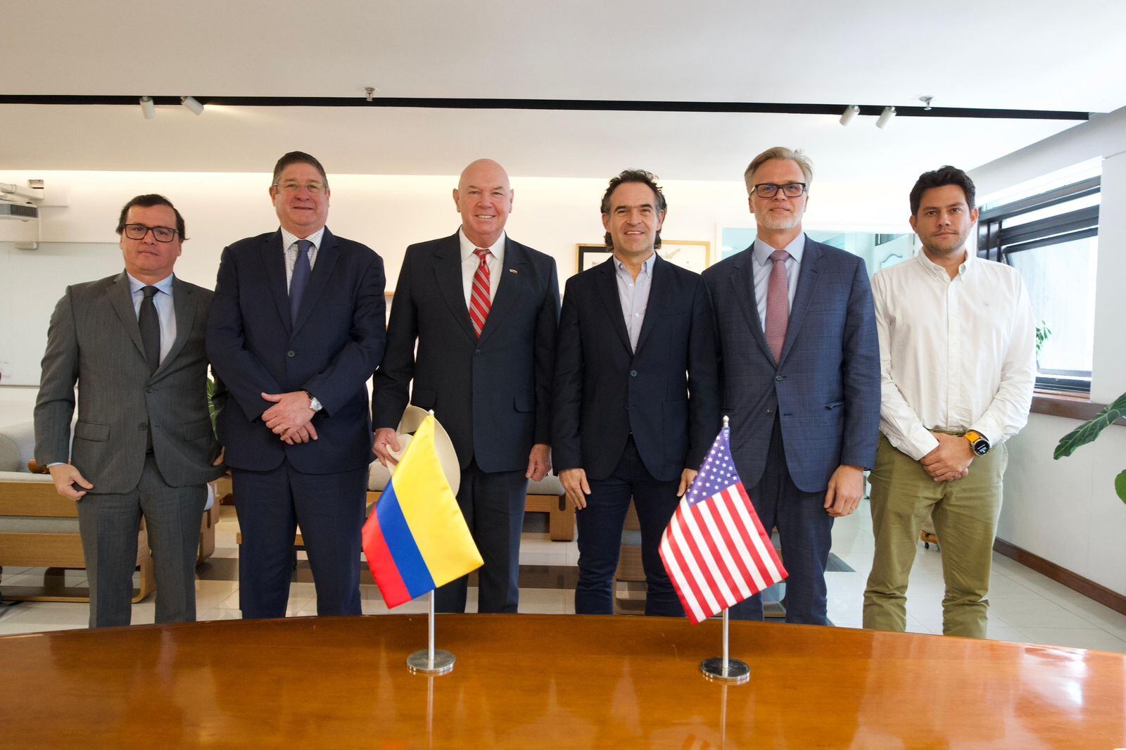 Alcalde de Medellín se reunió con el encargado de negocios de EE.UU. en Colombia. Foto: Alcaldía de Medellín.