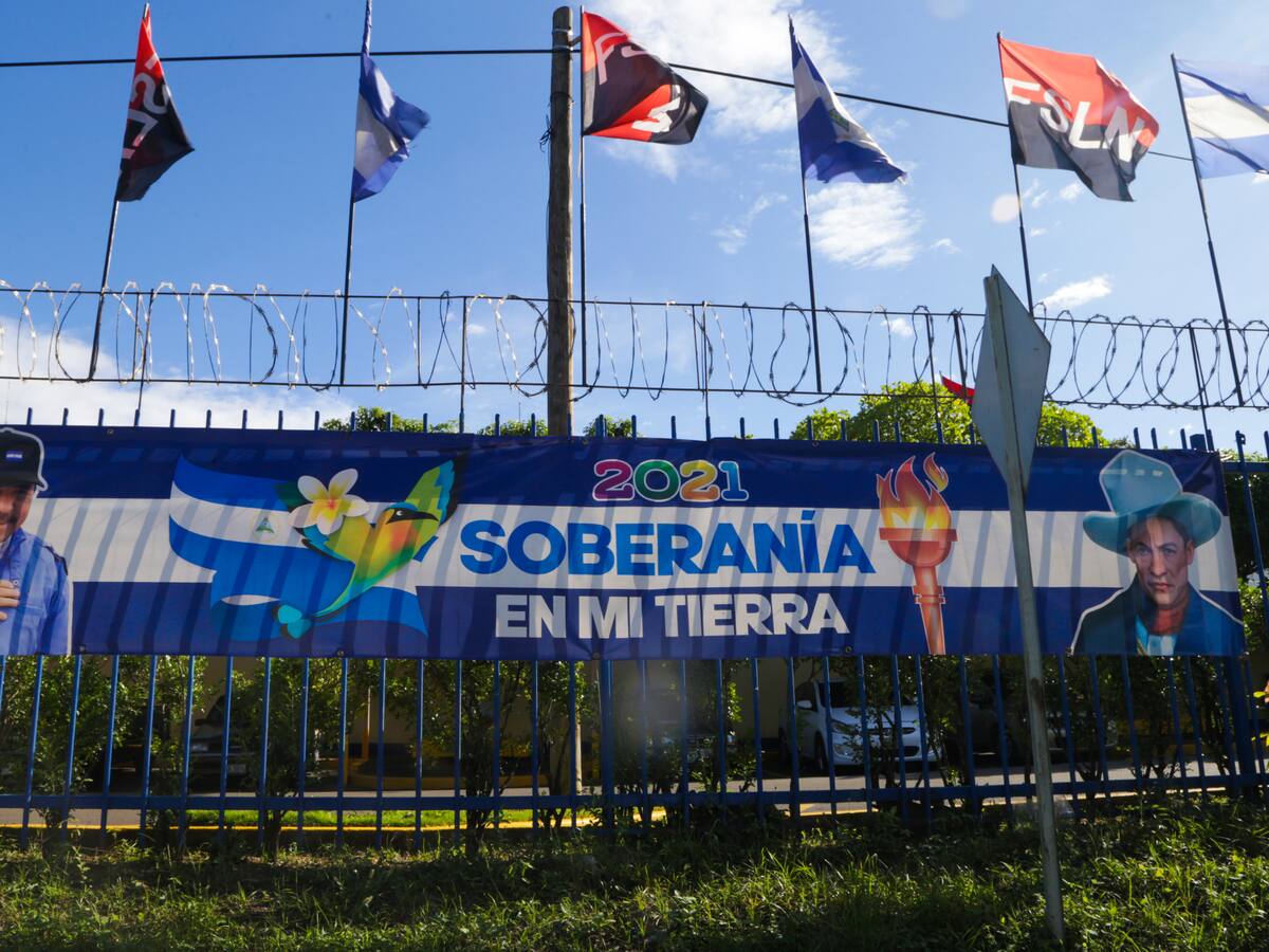 Aparece bandera sandinista en sede de la antigua Universidad Centroamericana de Nicaragua