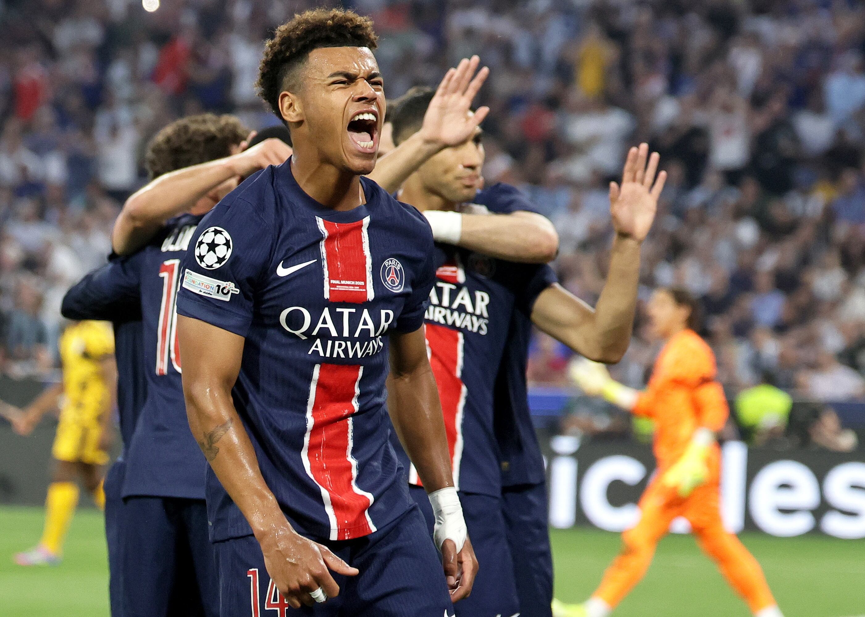 Desire Doue del PSG celebra su doblete marcado ante el Inter en la final de la Champions League. FOTO: EFE/EPA/RONALD WITTEK