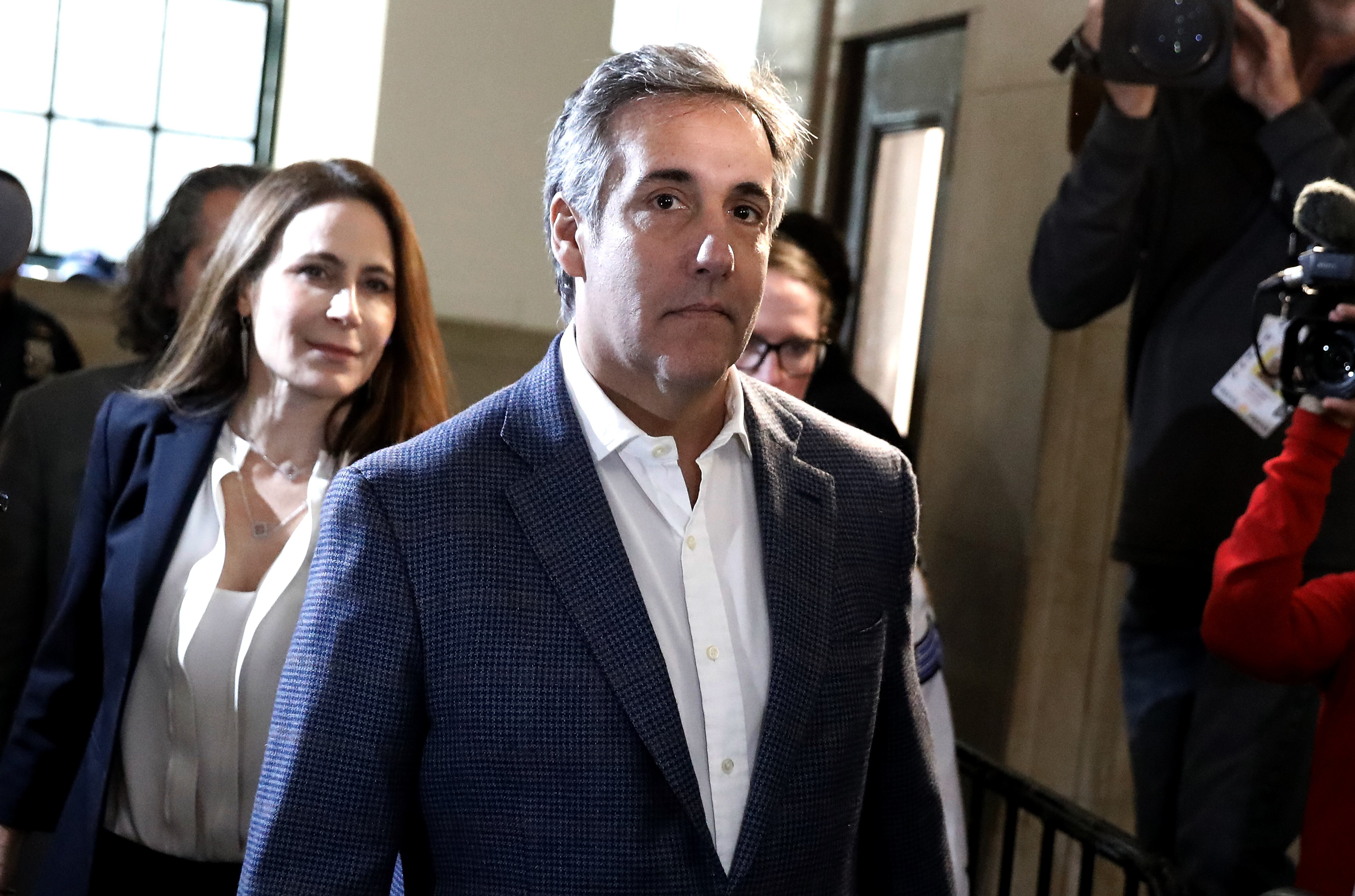New York (United States), 24/10/2023.- Michael Cohen (C), one time attorney for former US President Donald J. Trump arrives to testify in Trumps's civil fraud trial in New York, New York, USA, 24 October 2023. Trump, his adult sons and the Trump family business are facing a lawsuit by the State of New York accusing them of inflating the value of assets to get favorable loans from banks. (Nueva York) EFE/EPA/Peter Foley