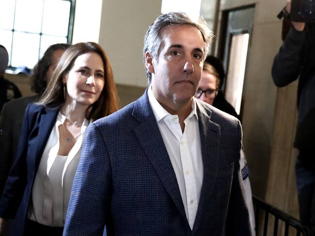 New York (United States), 24/10/2023.- Michael Cohen (C), one time attorney for former US President Donald J. Trump arrives to testify in Trumps&#039;s civil fraud trial in New York, New York, USA, 24 October 2023. Trump, his adult sons and the Trump family business are facing a lawsuit by the State of New York accusing them of inflating the value of assets to get favorable loans from banks. (Nueva York) EFE/EPA/Peter Foley
