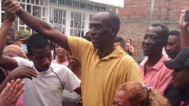 El profesor fue recibido con aplausos en su vivienda, ubicada en el municipio de Padilla . Foto: Cortesía