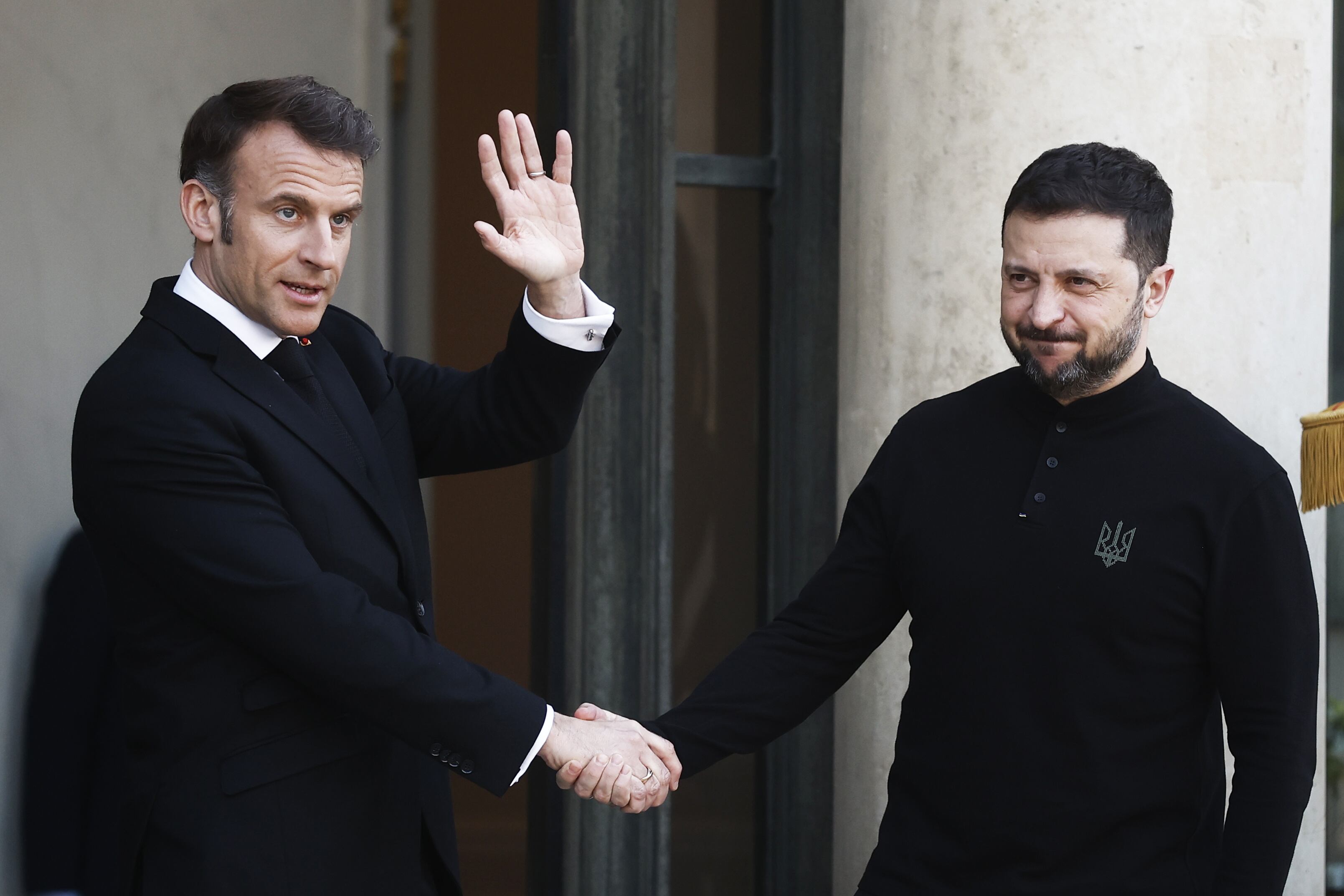 Emmanuel Macron, presidente de Francia, y Volodymyr Zelensky, presidente de Ucrania. (Francia, Ucrania) EFE/EPA/YOAN VALAT
