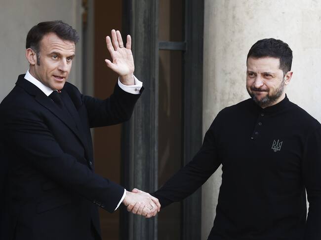 Emmanuel Macron, presidente de Francia, y Volodymyr Zelensky, presidente de Ucrania. (Francia, Ucrania) EFE/EPA/YOAN VALAT