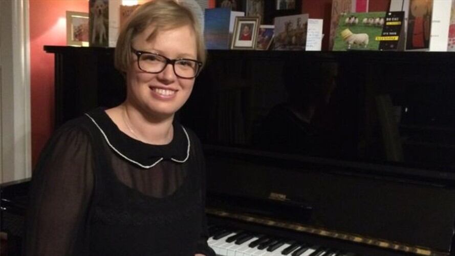 Sarah Galloway dice que poder tocar el piano es una muestra de su recuperación. Foto: BBC Mundo.