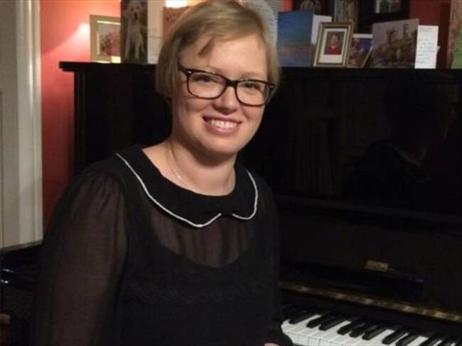 Sarah Galloway dice que poder tocar el piano es una muestra de su recuperación. Foto: BBC Mundo.