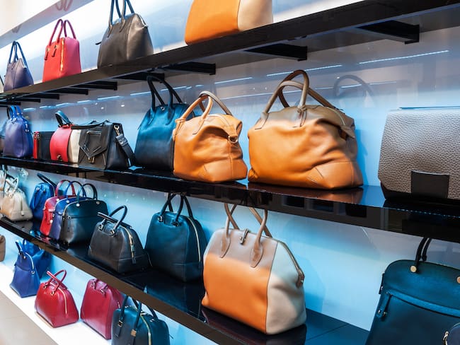 Bolsos en una tienda (Foto: Getty)