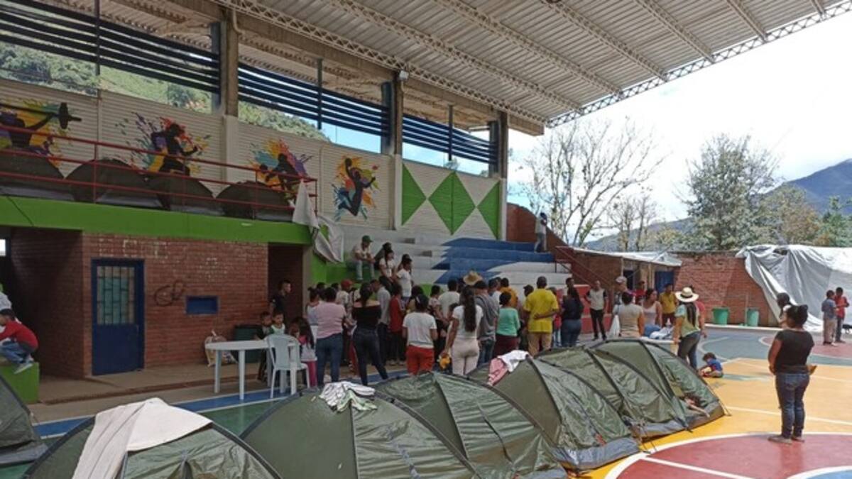 Combates entre grupos ilegales dejan más de 400 personas desplazadas en el sur del Cauca
