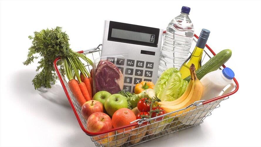 "Sí hay muchos servicios y productos donde sí se podría poner el IVA del 19%, que no son parte de la canasta familiar, y que son importantes para mejorar la equidad de este impuesto". Foto: Getty Images / PETER DAZELEY