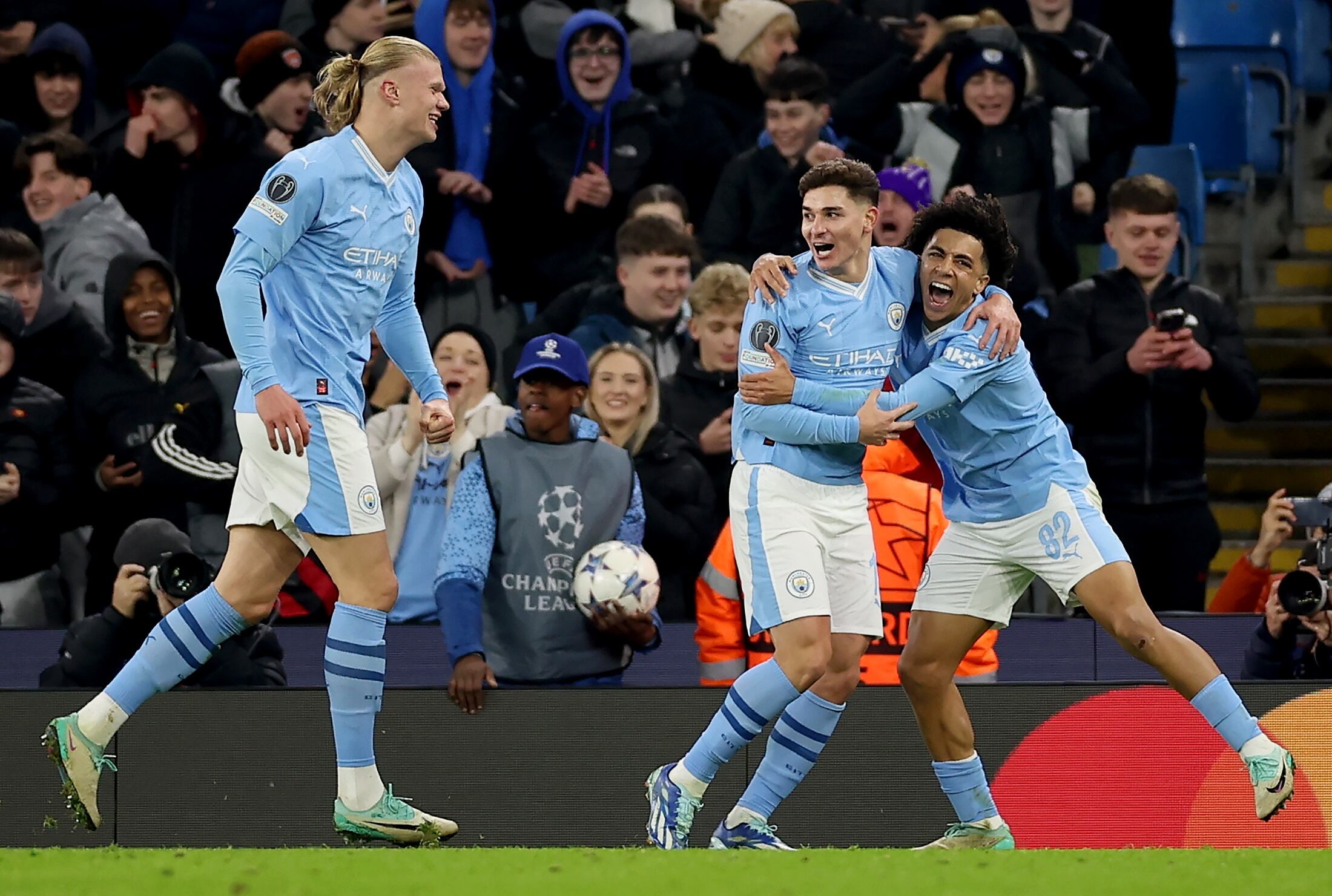 Manchester (United Kingdom), 28/11/2023.- Julian Alvarez (C) of Manchester City celebrates with teammates Erling Haaland (L) and Rico Lewis after scoring his team's third goal during the UEFA Champions League group G match between Manchester City and RB Leipzig in Manchester, Britain, 28 November 2023. (Liga de Campeones, Reino Unido) EFE/EPA/ADAM VAUGHAN