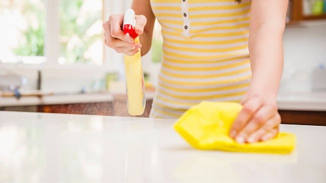 Limpiar la casa puede ser tan perjudicial como fumar 20 cigarrillos diarios. Foto: Getty Images
