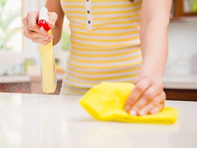 Limpiar la casa puede ser tan perjudicial como fumar 20 cigarrillos diarios. Foto: Getty Images