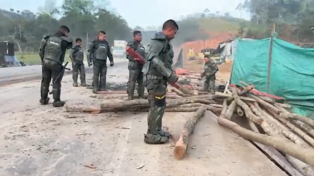 Los uniformados de la Fuerza Pública permanecen en la carretera para evitar más bloqueos. Crédito: Policía Nacional.