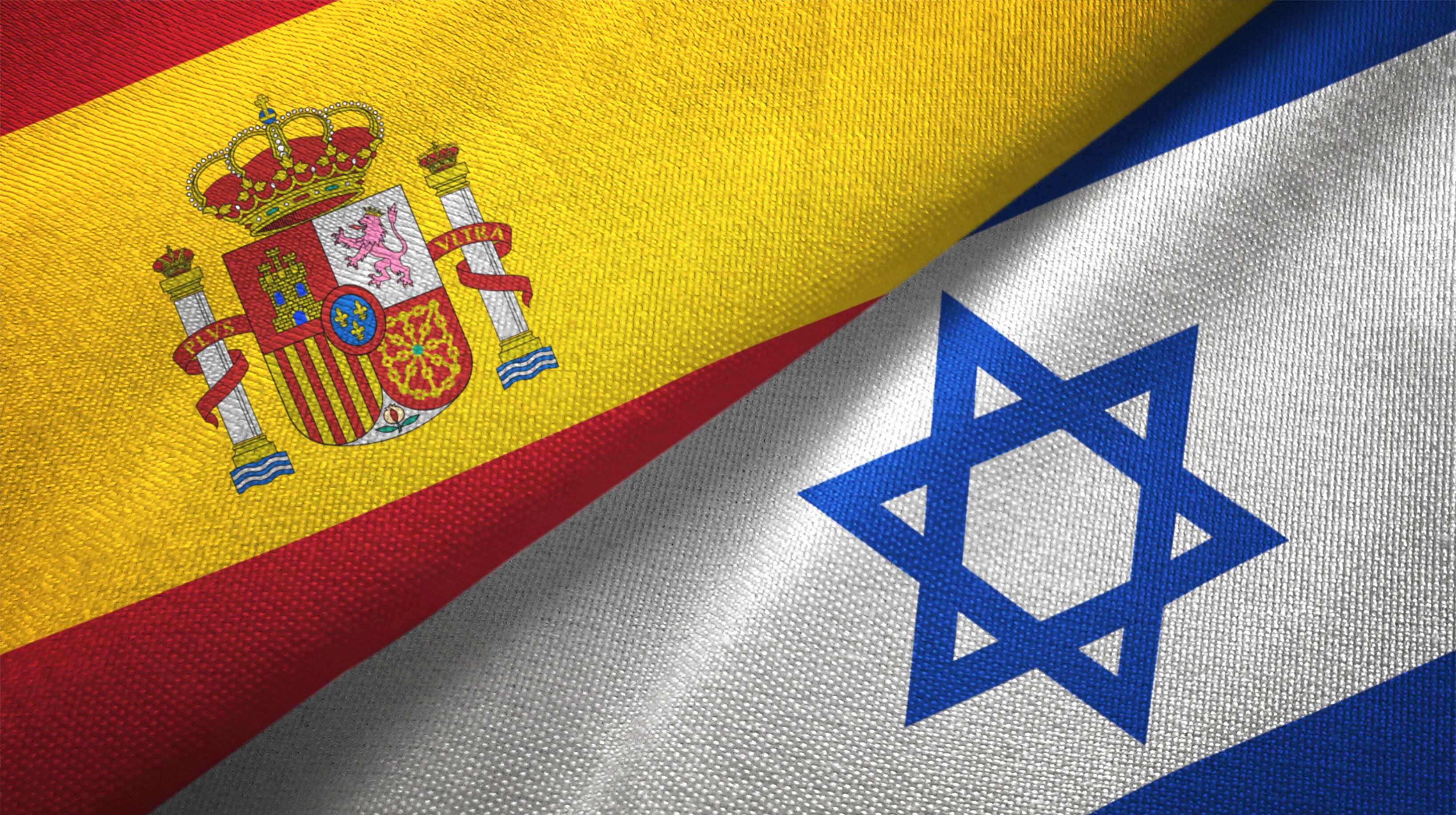 Banderas de España e Israel. Foto: Oleksii Liskonii vía Getty Images. 