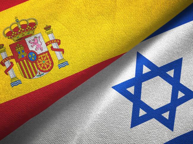 Banderas de España e Israel. Foto: Oleksii Liskonii vía Getty Images.