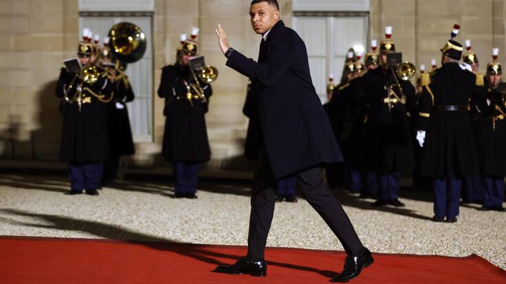 Paris (France), 27/02/2024.- Paris Saint Germain&#039;s soccer player Kylian Mbappe arrives at the Elysee Palace for an official dinner on the sidelines of the state visit of Qatari Emir Sheikh Tamim bin Hamad Al-Thani in Paris, France, 27 February 2024. (Francia, Catar) EFE/EPA/YOAN VALAT