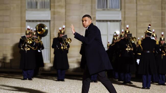 Paris (France), 27/02/2024.- Paris Saint Germain's soccer player Kylian Mbappe arrives at the Elysee Palace for an official dinner on the sidelines of the state visit of Qatari Emir Sheikh Tamim bin Hamad Al-Thani in Paris, France, 27 February 2024. (Francia, Catar) EFE/EPA/YOAN VALAT