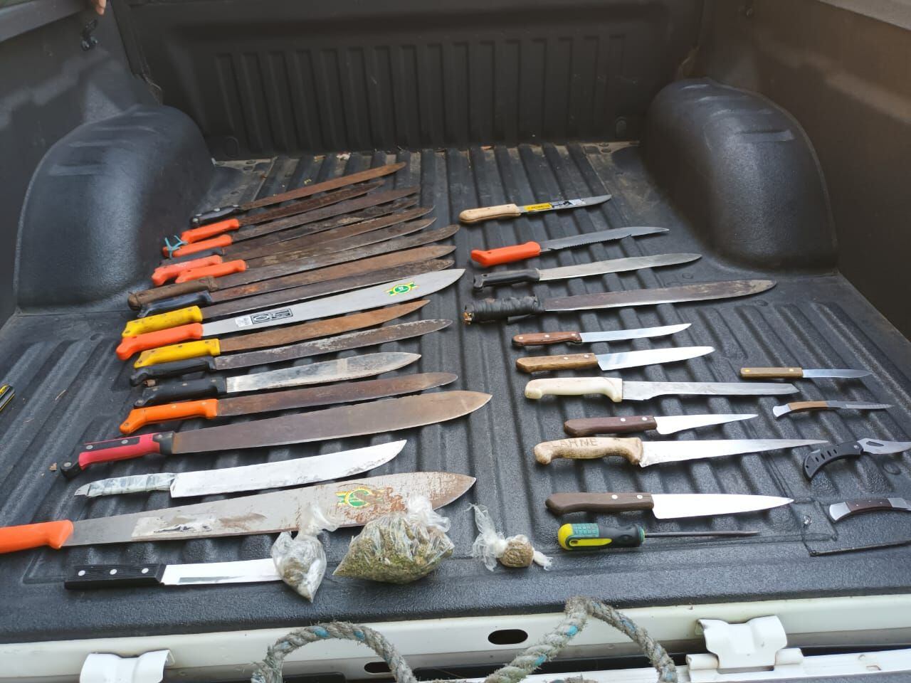 Dispositivo de seguridad en partido de fútbol dejó 33 armas blancas incautadas en Montería. Foto: Policía. 