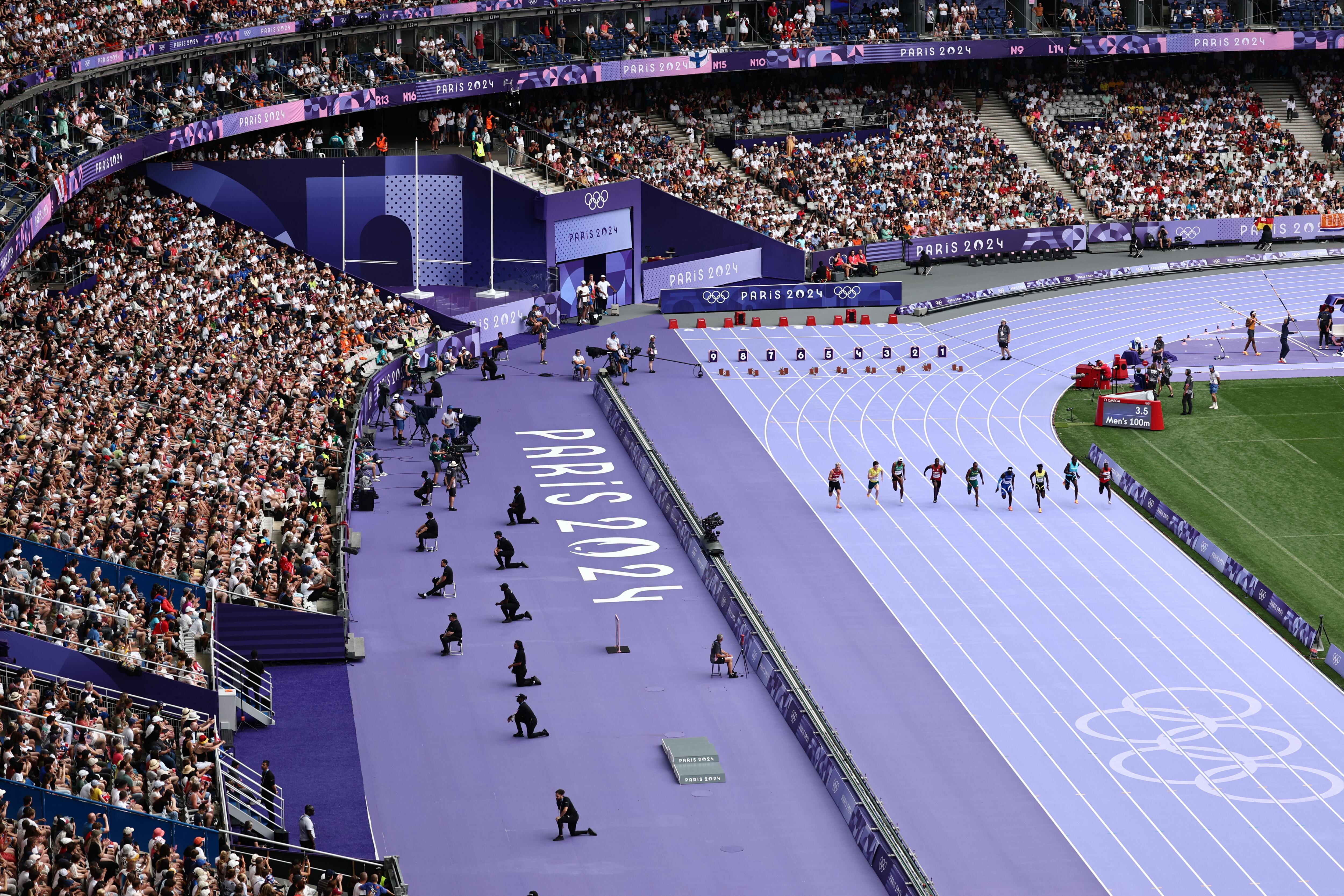 Prueba de los 100 metros planos en París 2024. Foto: EFE / EPA / ANNA SZILAGYI