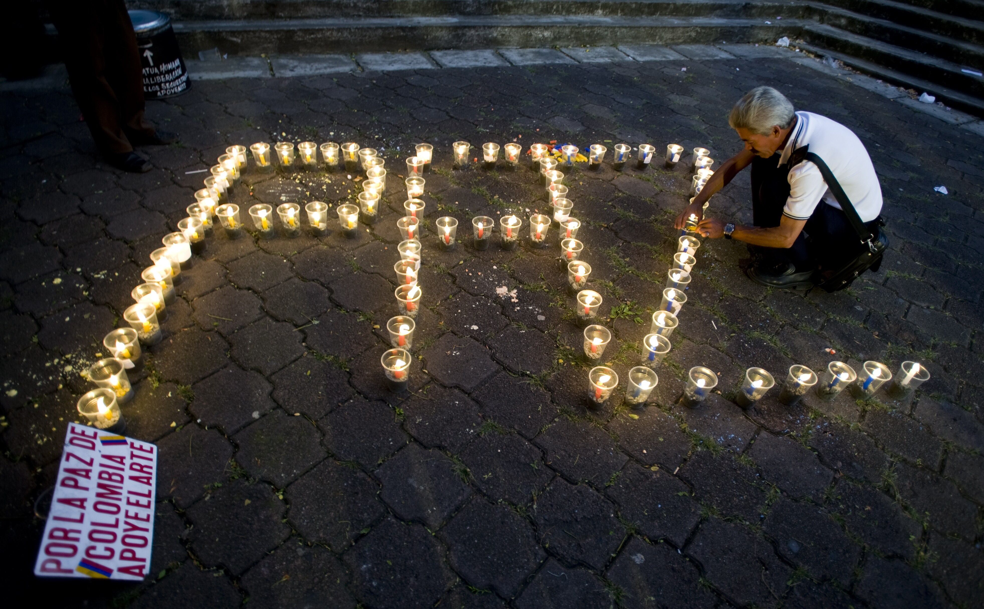 Foto de referencia de marchas por la paz en Colombia. AFP PHOTO / Luis ROBAYO (Photo credit should read LUIS ROBAYO/AFP via Getty Images)