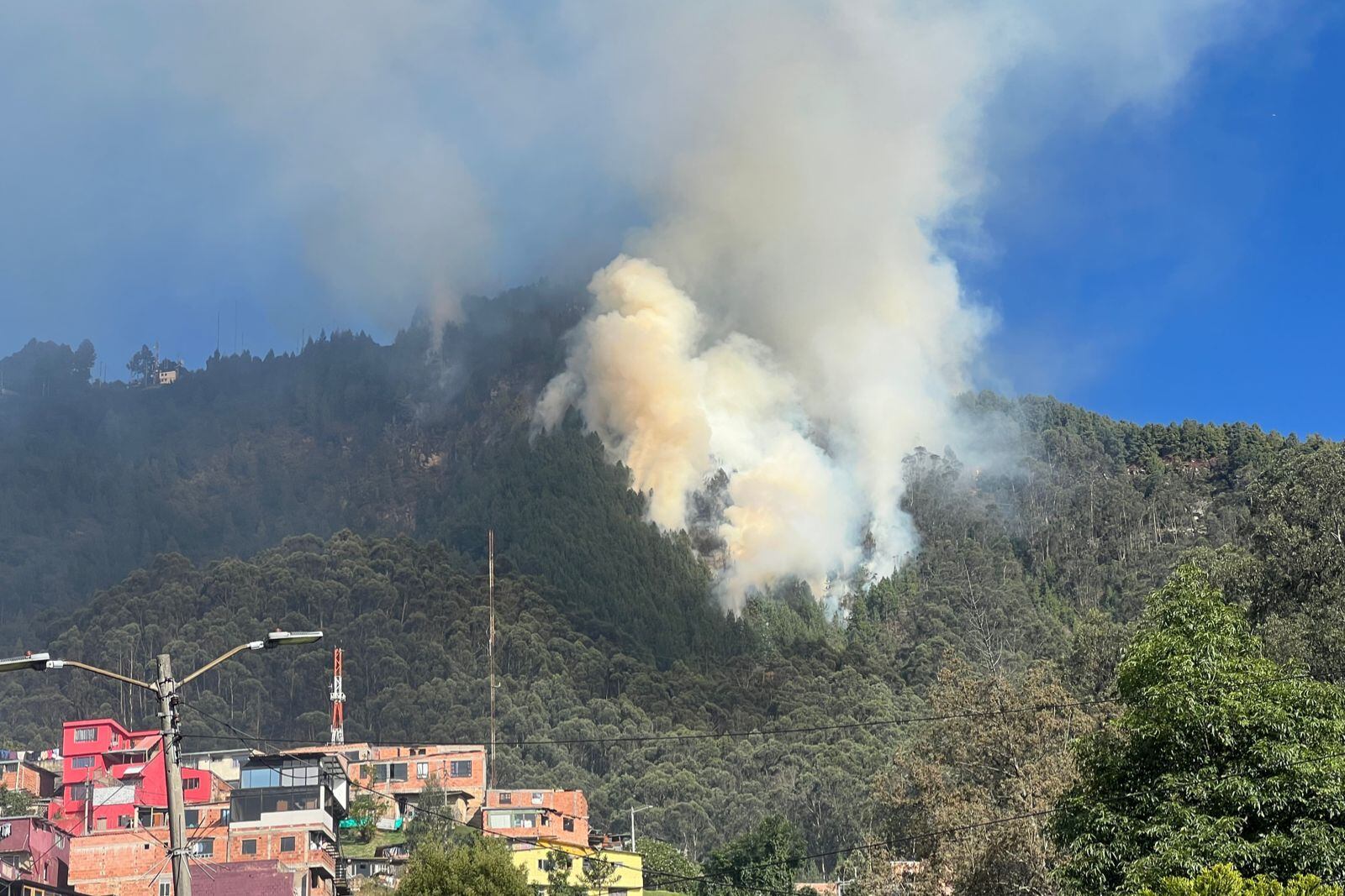 Incendios en los cerros orientales de Bogotá. Foto: W Radio