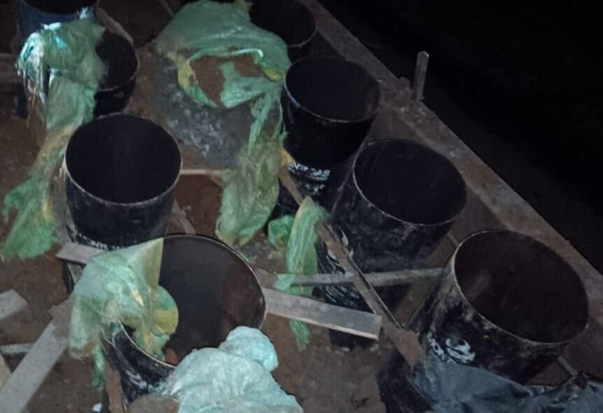 Desde una volqueta modificada con 15 rampas lanzaron explosivos. Crédito: Red de Apoyo Cauca.