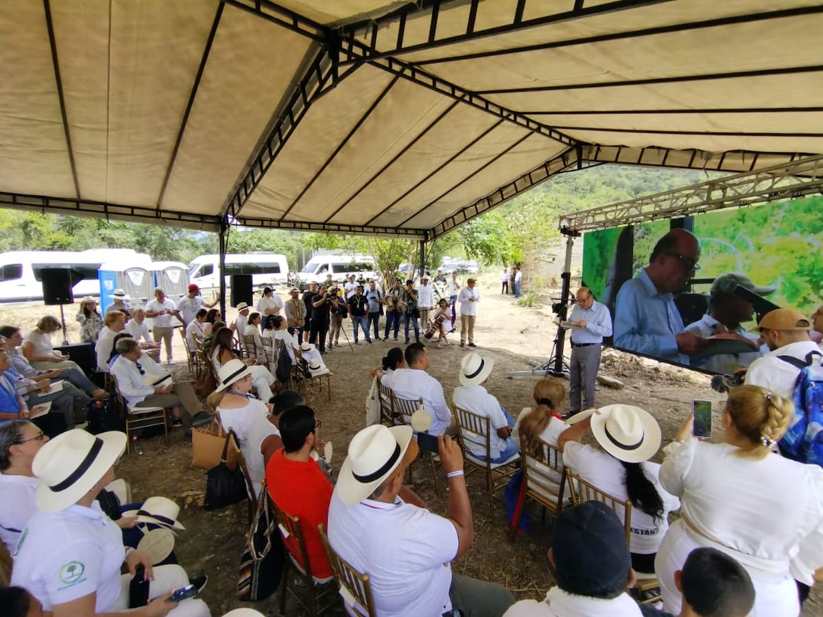 Álvaro Leyva realizó acto de reconocimiento en los hornos crematorios en Villa del Rosario