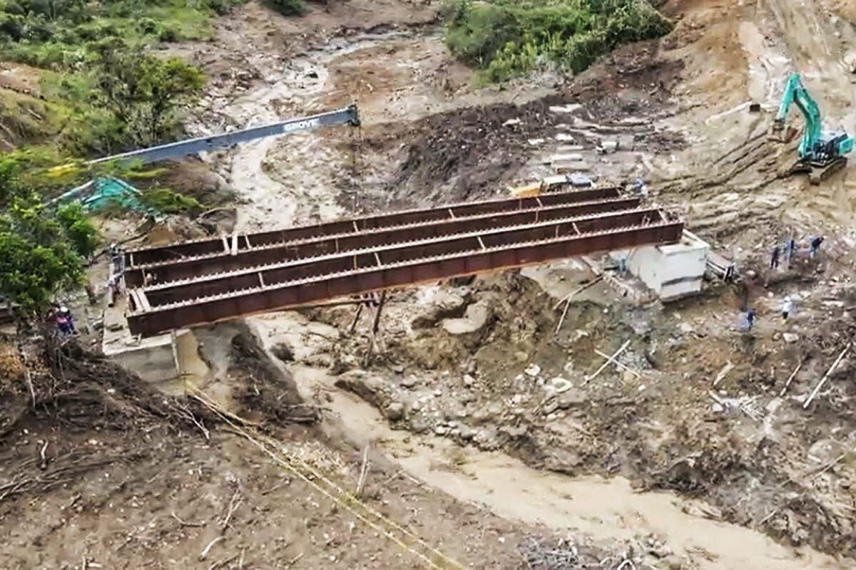 El deslizamiento por poco se lleva las vigas metálicas del puente. Crédito: Invias. 