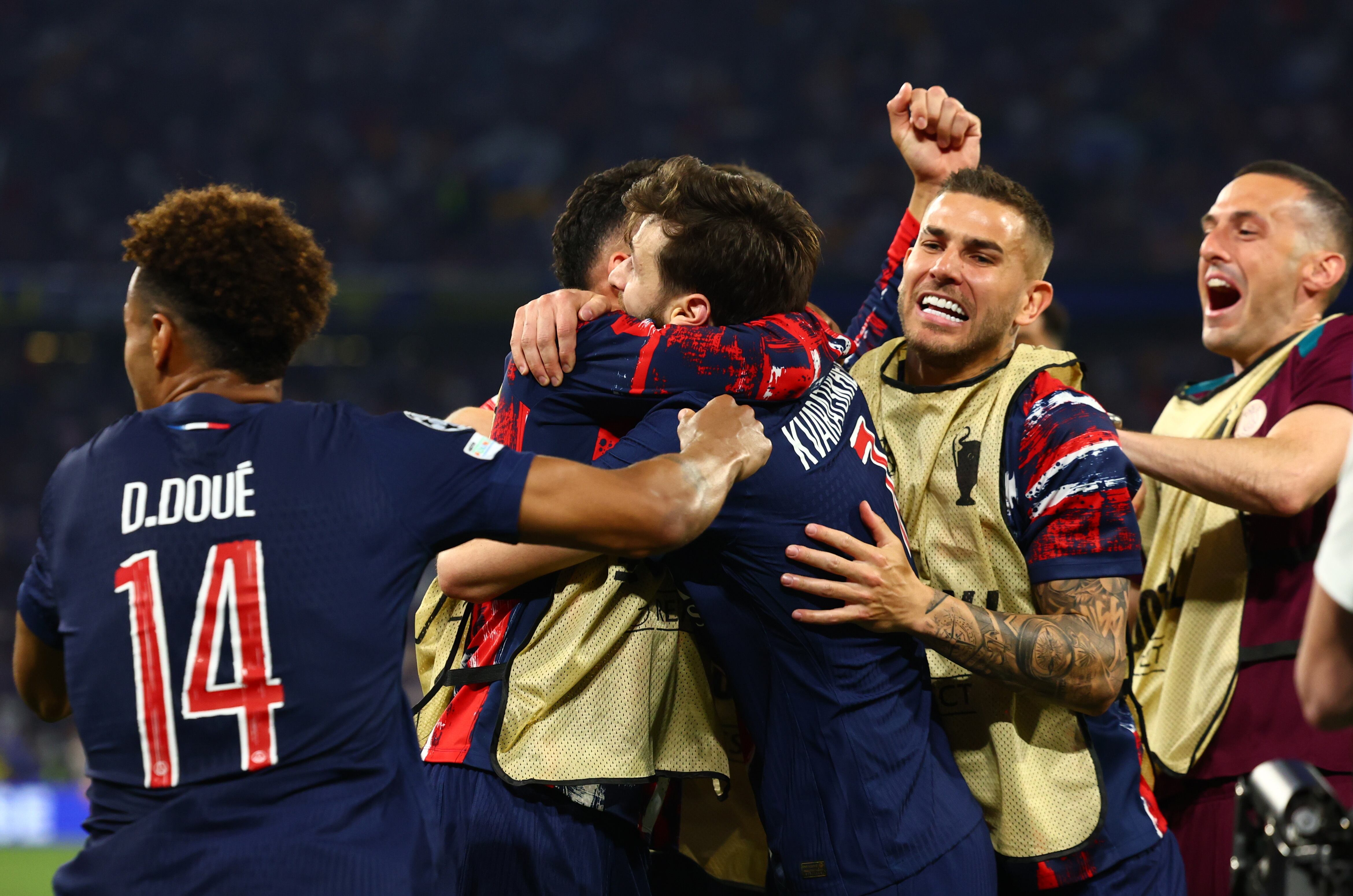 Jugadores del PSG celebran el triunfo en la final de la Champions League sobre el Inter de Milán. FOTO:  EFE/EPA/ANNA SZILAGYI
