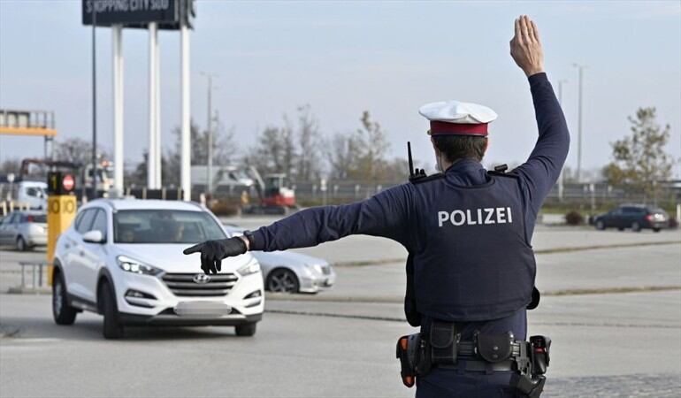 Oficial de la Policía en Austria realiza labores de control en el confinamiento a no vacunados. Foto: Getty Images