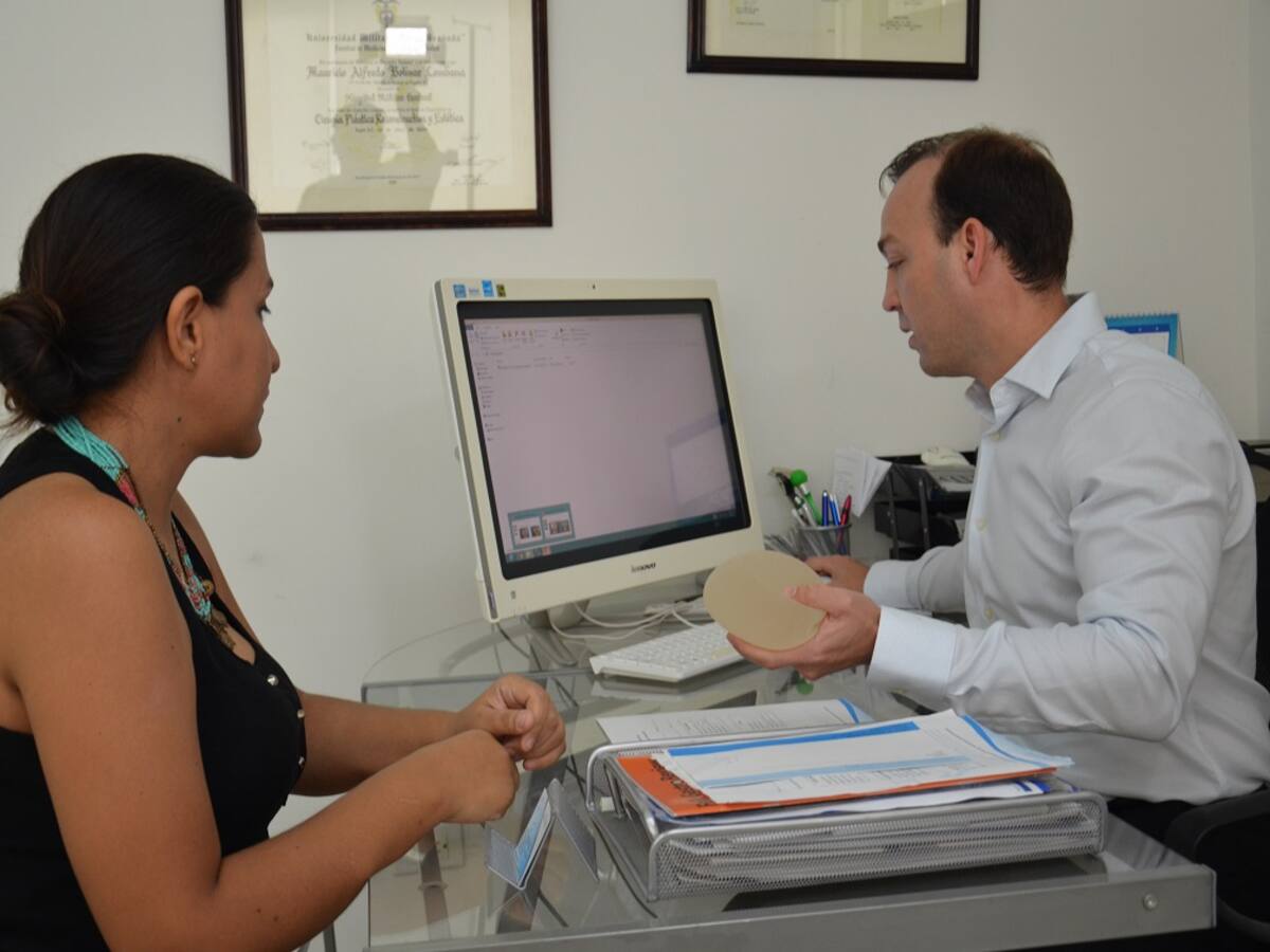 Cirugía en las mejores manos: Carlos Román, un profesional comprometido