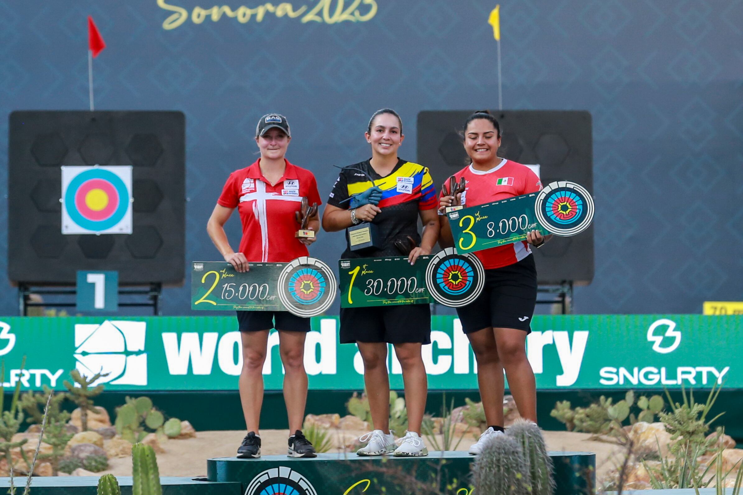 HERMOSILLO (MÉXICO), 10/09/2023.- La colombiana Sara López Bueno (c), ganó por octava ocasión la medalla de oro en el Mundial de Tiro con Arco, categoría Compuesto, que se está desarrollando en Hermosillo, capital del norteño estado de Sonora en México. EFE/ Daniel Sánchez