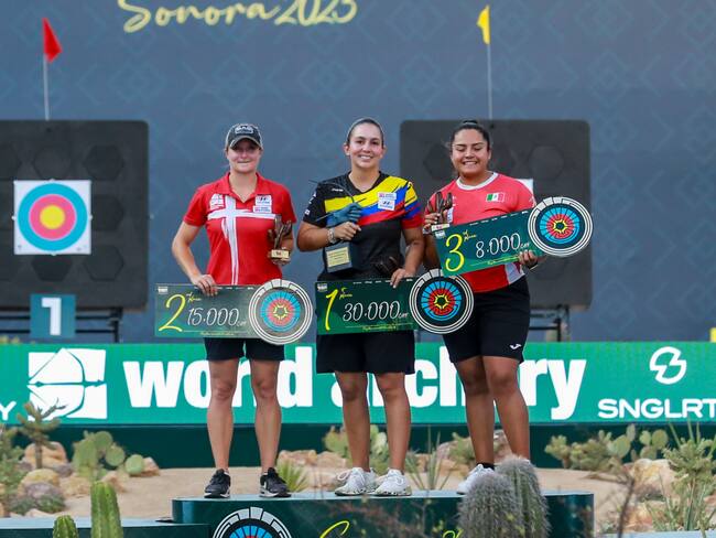 HERMOSILLO (MÉXICO), 10/09/2023.- La colombiana Sara López Bueno (c), ganó por octava ocasión la medalla de oro en el Mundial de Tiro con Arco, categoría Compuesto, que se está desarrollando en Hermosillo, capital del norteño estado de Sonora en México. EFE/ Daniel Sánchez