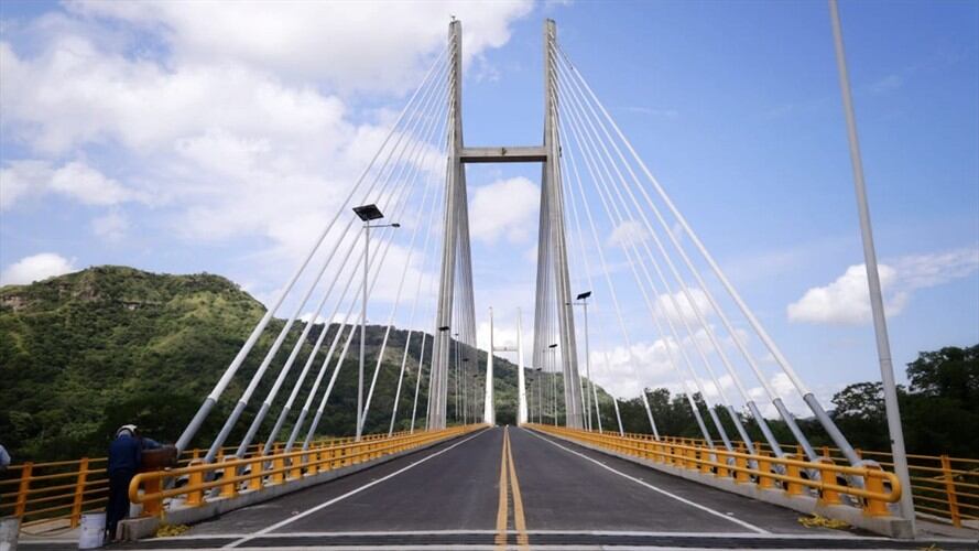 El Invías informó que nuevo puente de Honda fue sometido a pruebas de carga. Foto: Invías