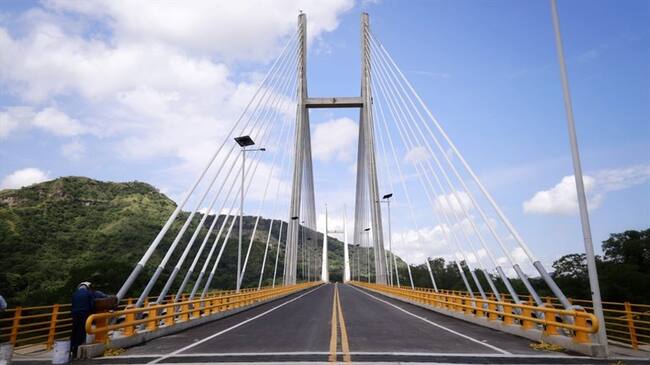 El Invías informó que nuevo puente de Honda fue sometido a pruebas de carga. Foto: Invías