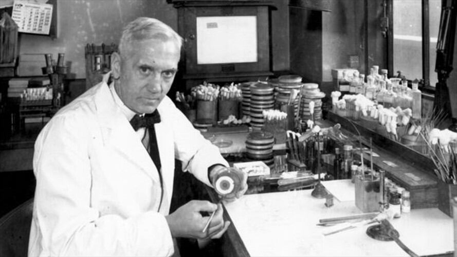 Alexander Fleming, bacteriólogo y farmacólogo británico, publicó sus descubrimientos en una revista especializada de patología experimental en 1929. Foto: GETTY IMAGES,  tomada de BBC Mundo.