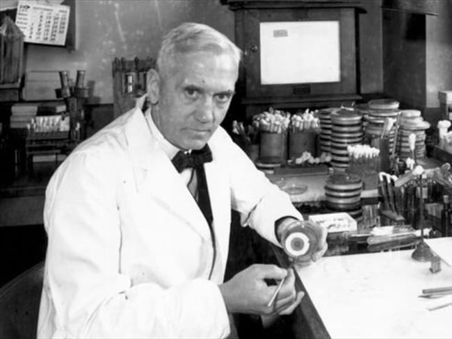 Alexander Fleming, bacteriólogo y farmacólogo británico, publicó sus descubrimientos en una revista especializada de patología experimental en 1929. Foto: GETTY IMAGES, tomada de BBC Mundo.
