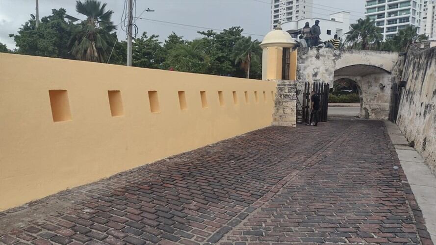 La intervención que realizó el Club de Pesca a una parte de la muralla del fuerte del Pastelillo podría generarle una multa de entre 200 y 500 salarios mínimos. Foto: Antonio Canchila