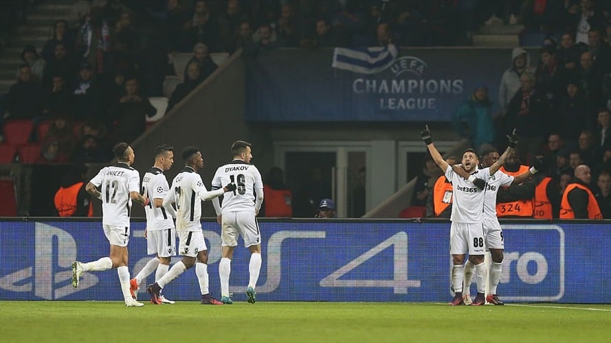 Wanderson mientras besaba a su novia en la grada celebrando el gol que no sabía había sido anulado . Foto: Getty Images