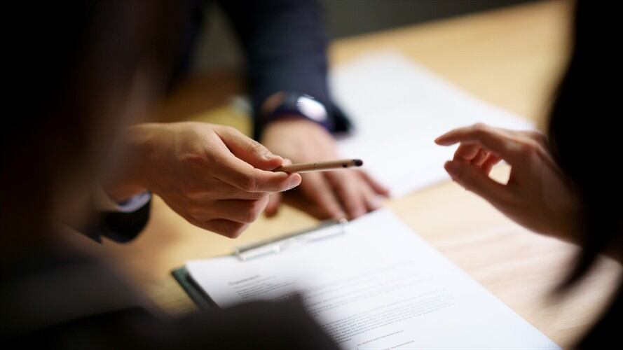 La legislación colombiana regula la jornada máxima de trabajo para una persona en un mismo día y en una misma semana. Foto: Getty Images / WERA RODSAWANG