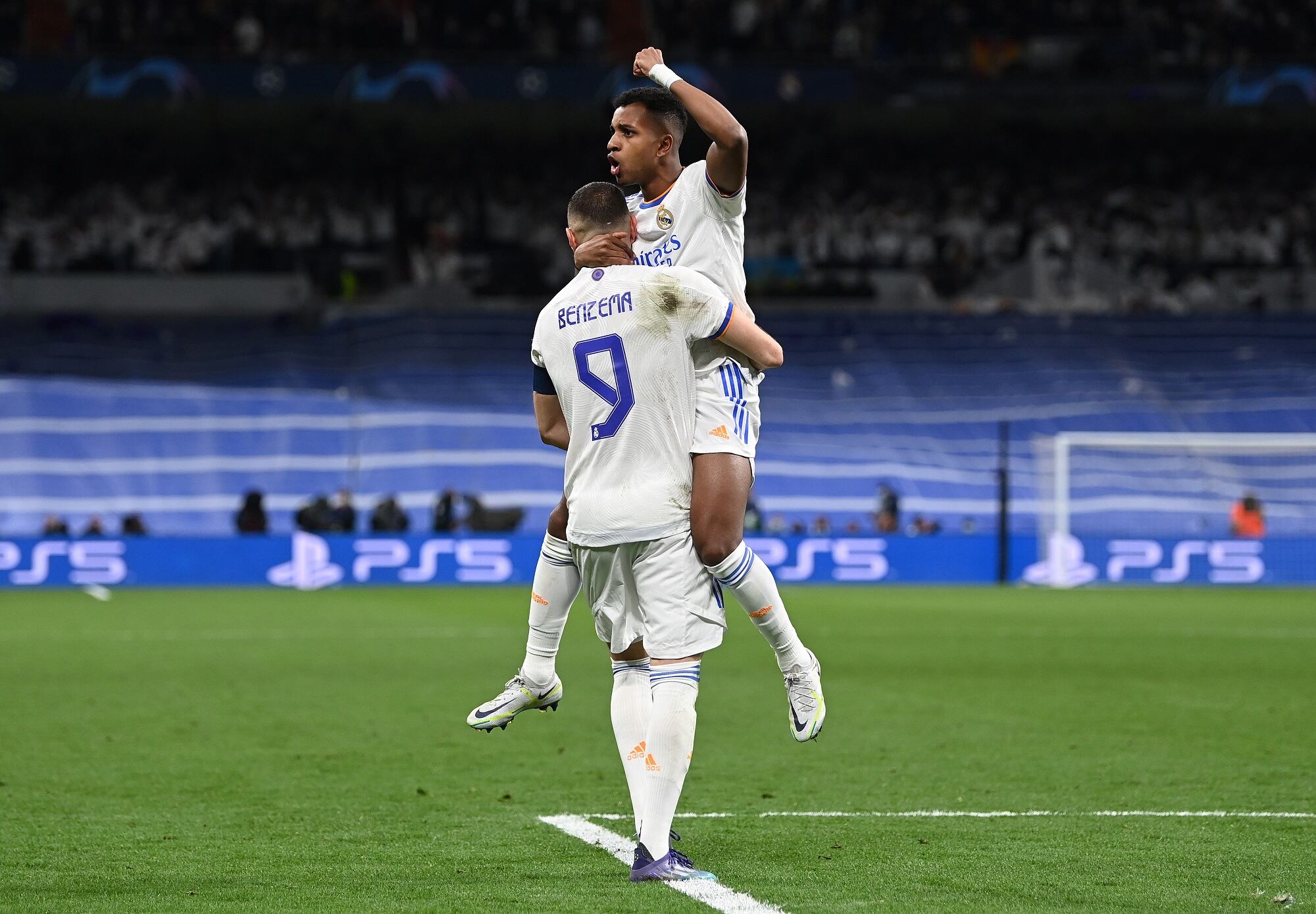 Rodrygo y Karim Benzema celebrando un gol ante el Chelsea (Photo by Shaun Botterill/Getty Images)