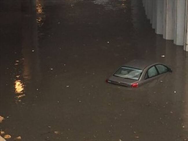 Vehículos varados por fuere aguacero en Bogotá. Foto: Colprensa.