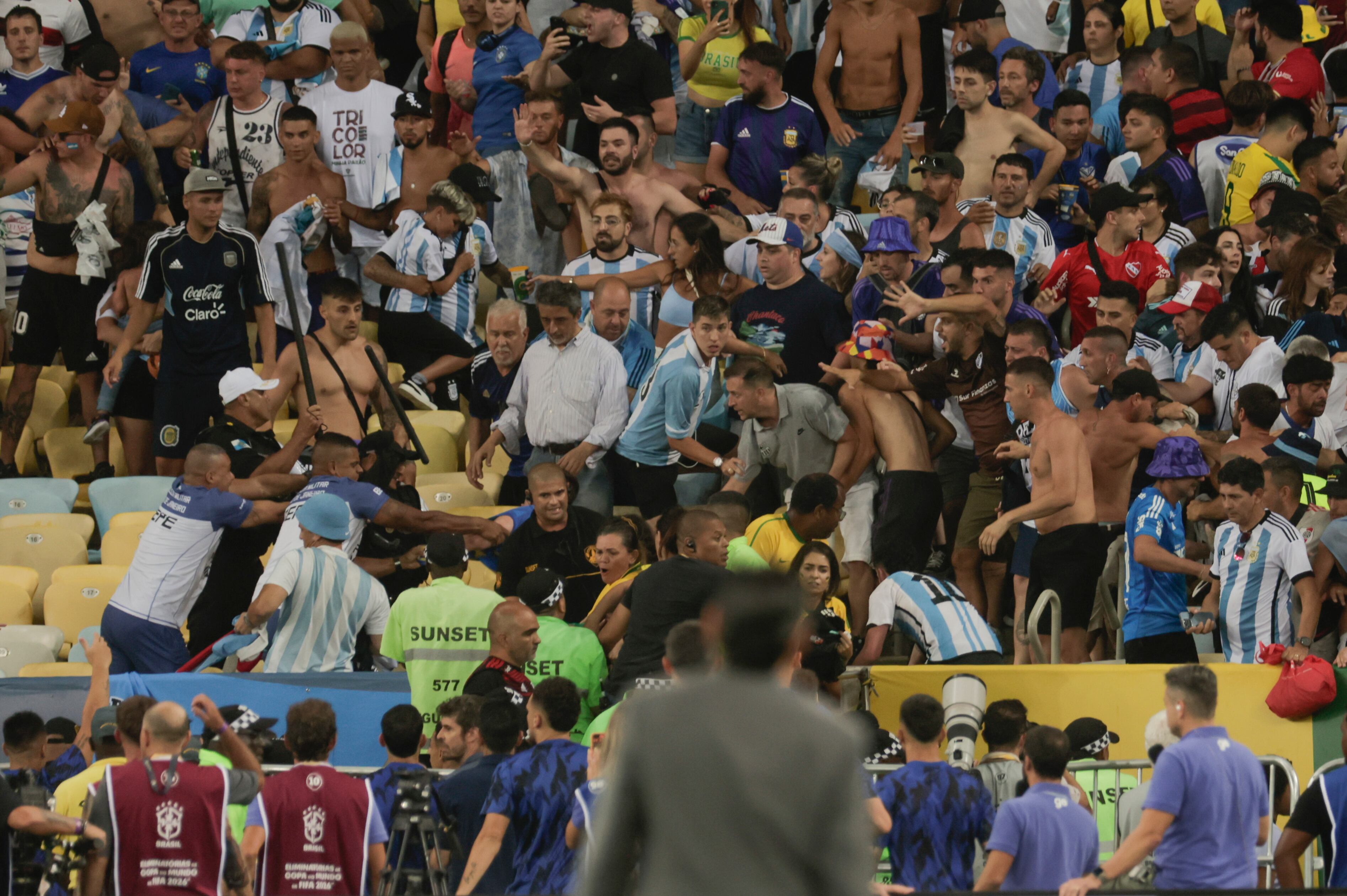 EVE5177. RÍO DE JANEIRO (BRASIL), 21/11/2023.- Integrantes de la policía brasileña intentan controlar disturbios entre hinchas de Brasil y de Argentina hoy, en un partido de las eliminatorias para la Copa Mundo de Fútbol de 2026 entre Brasil y Argentina en el estadio Maracaná en Río de Janeiro (Brasil). EFE/ Antonio Lacerda