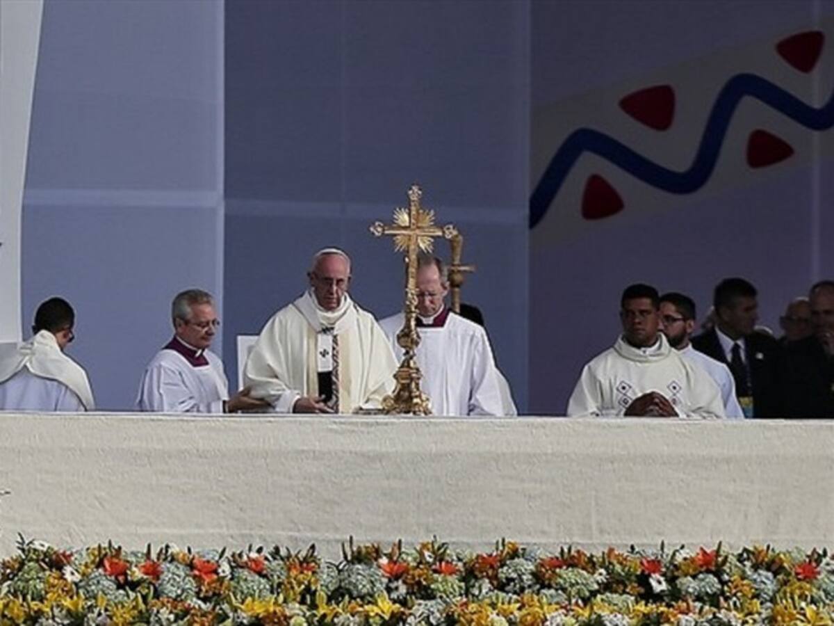 El papa advierte de las "tinieblas" que amenazan Colombia