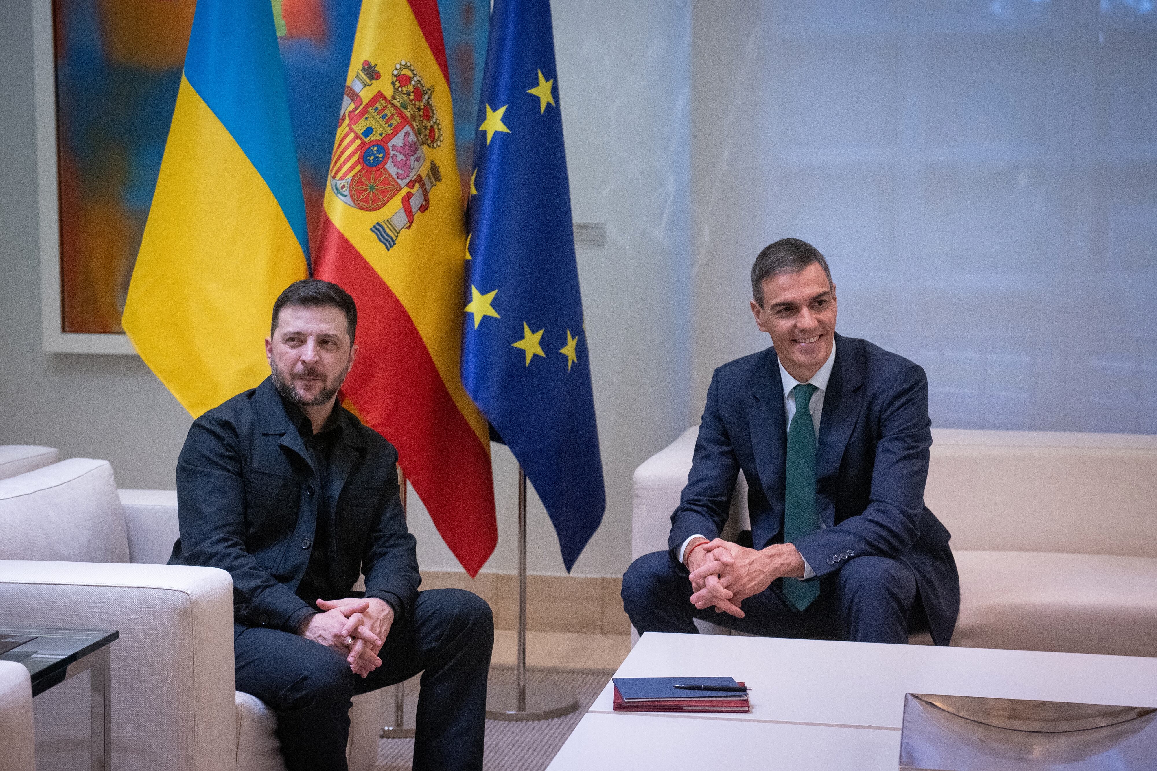 El presidente del Gobierno Español, Pedro Sánchez, con el presidente de Ucrania, Volodímir Zelenski, en el Palacio de la Moncloa, en Madrid, España. FOTO: Fernando Sánchez/Getty Images
